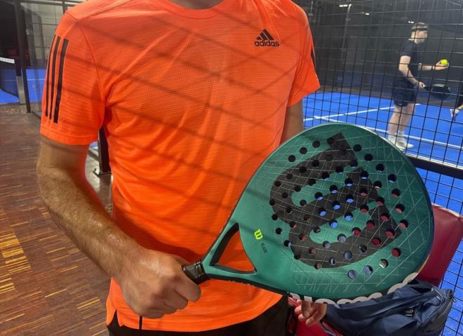 Fabien, notre joueur- testeur lors de son test de la raquette de Padel WILSON BLADE PRO V3 - © Tennisleader.fr