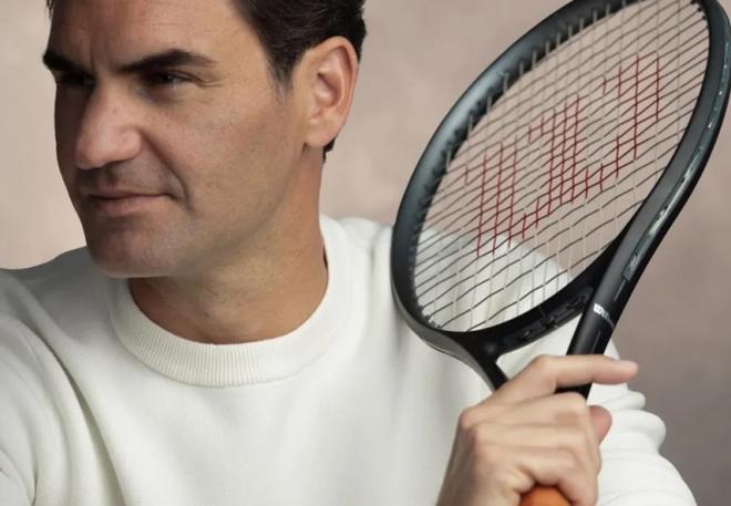 Roger Federer avec la raquette WILSON RF 01 PRO en main issue de la collection RF - © WILSON