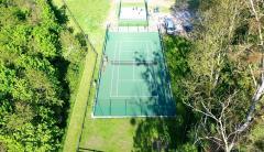 Vidéo aérienne par drone d'un constructeur de terrains de tennis